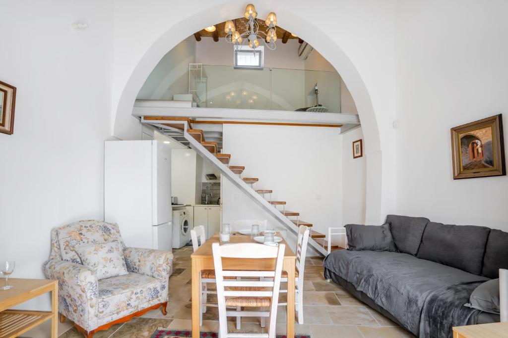 - un salon avec un canapé et une table dans l'établissement To Hani - Kamara Studio, à Nicosie