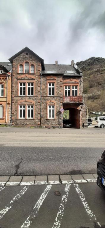 un edificio al costado de una carretera en Ferienwohnung an der Sesselbahn, en Cochem