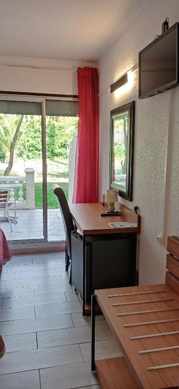 TV a/nebo společenská místnost v ubytování Brit Hotel Confort Hélios Agde