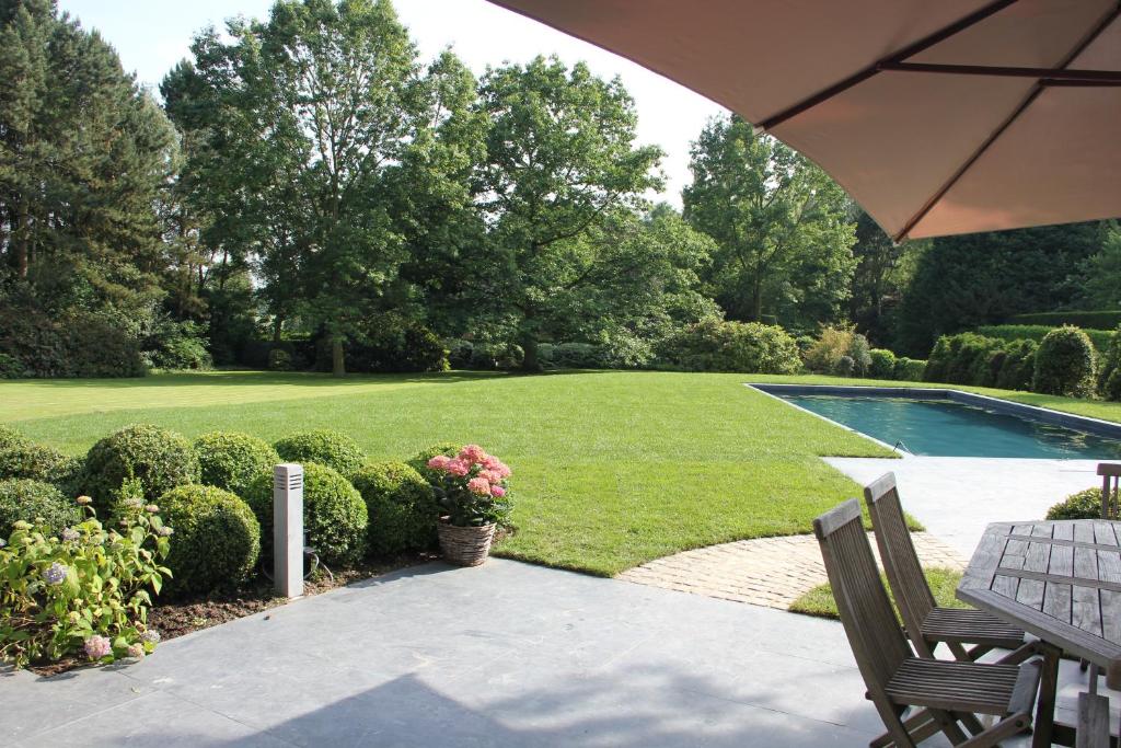 Bazén v ubytování B&B L'Orangerie nebo v jeho okolí