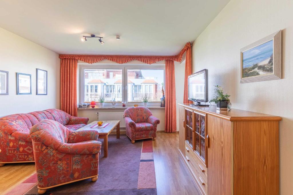a living room with two chairs and a table at Vogelsand 325 in Cuxhaven