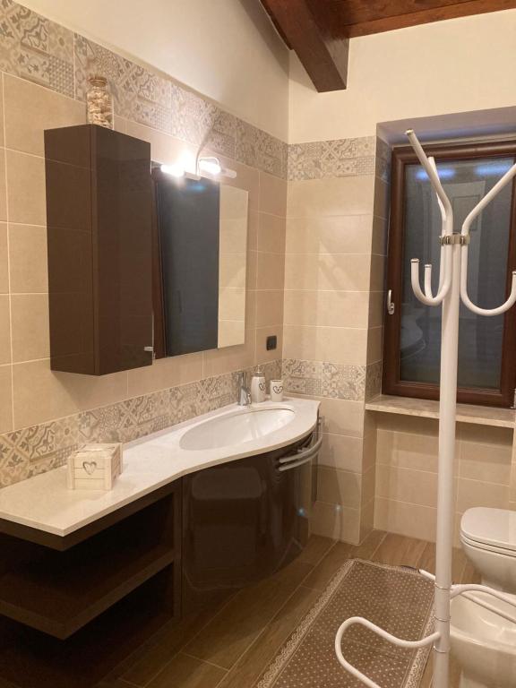 A bathroom at Masseria Le Zavattole