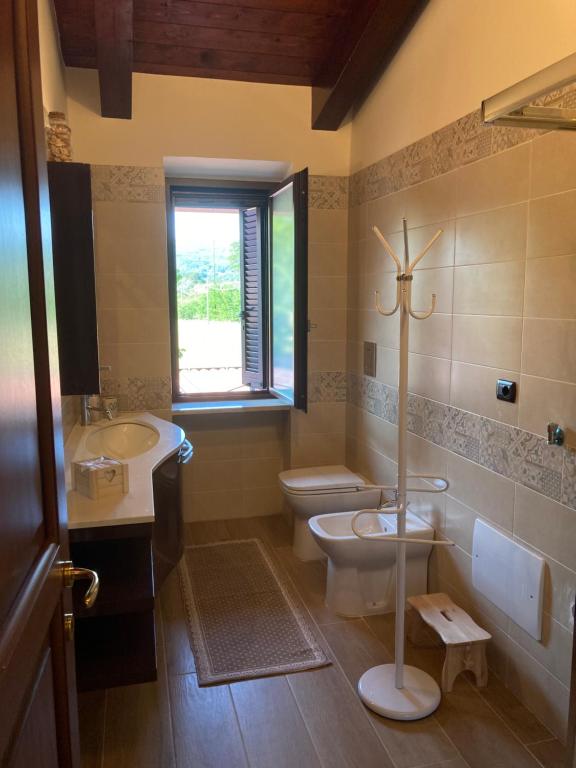 A bathroom at Masseria Le Zavattole