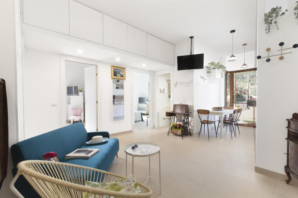 聖安吉洛的住宿－Estate4home - Casa Luigino，客厅配有蓝色的沙发和桌子