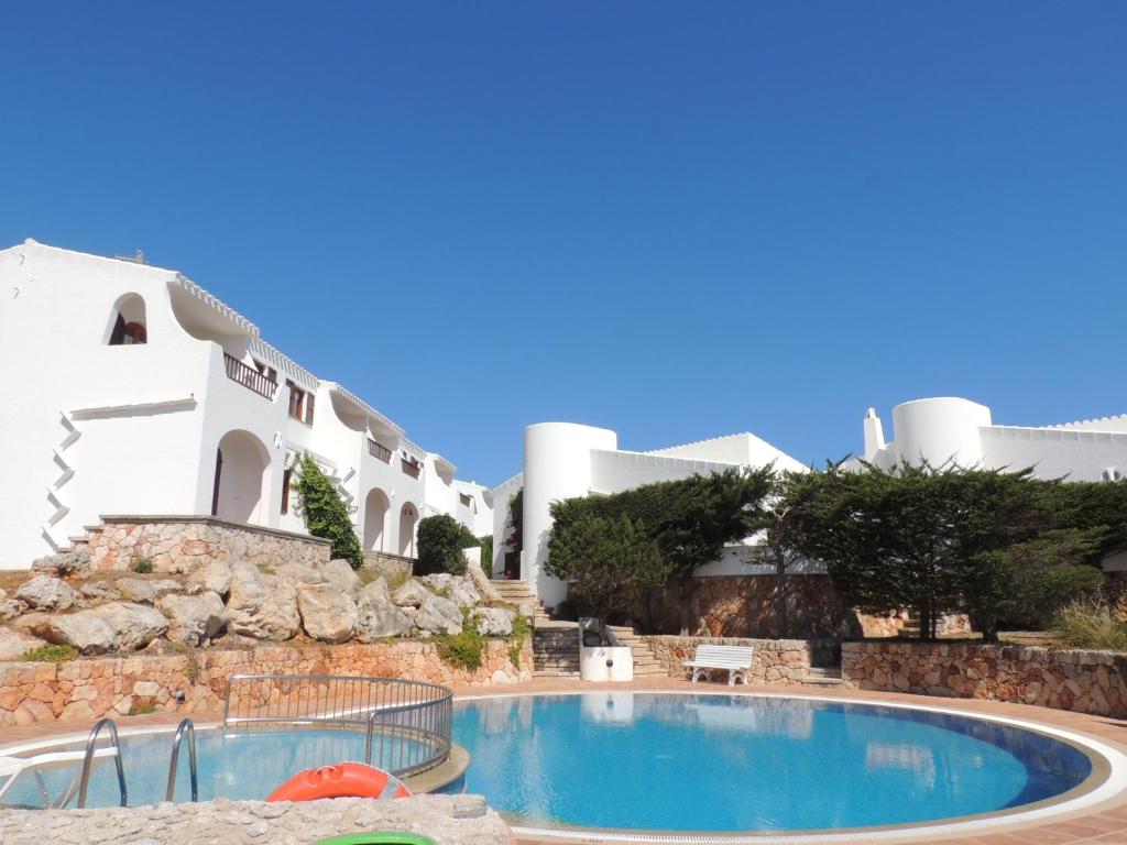 una piscina frente a un edificio en Duplex Es Brucs, en Cala Morell