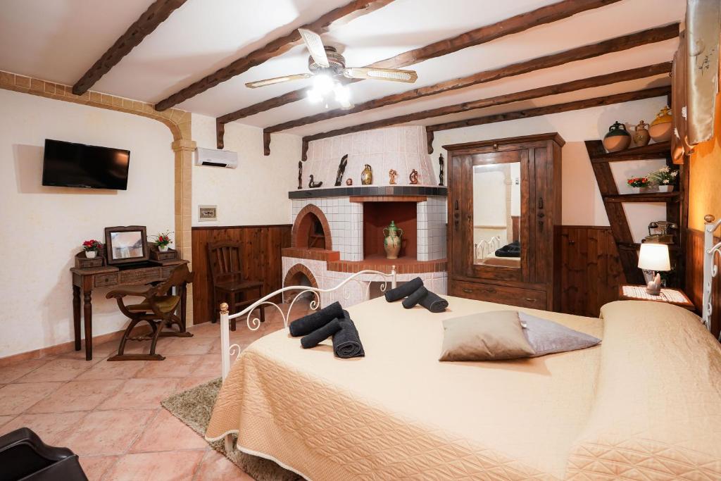 sypialnia z łóżkiem i kominkiem w obiekcie Guesthouse da Filiberto w mieście Melendugno