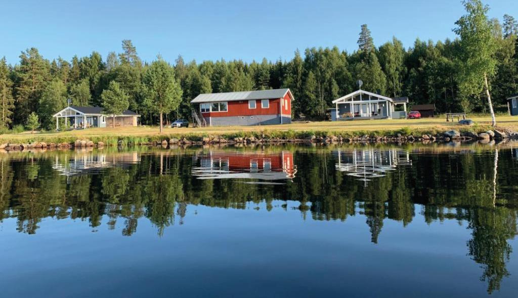 una casa a orillas de un lago en Lakeview Houses Sweden - Red House, en Svärdsjö