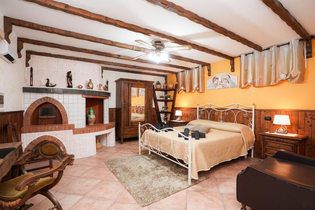 sypialnia z łóżkiem i kominkiem w obiekcie Guesthouse da Filiberto w mieście Melendugno