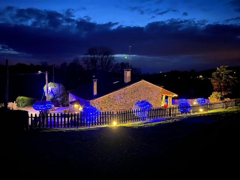 ein Haus mit blauen Lichtern am Zaun in der Nacht in der Unterkunft Casa Torres in Cruces