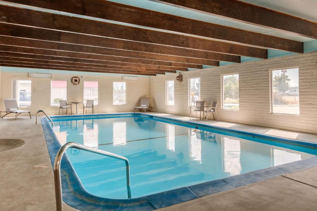 Πισίνα στο ή κοντά στο Rodeway Inn & Suites Ontario