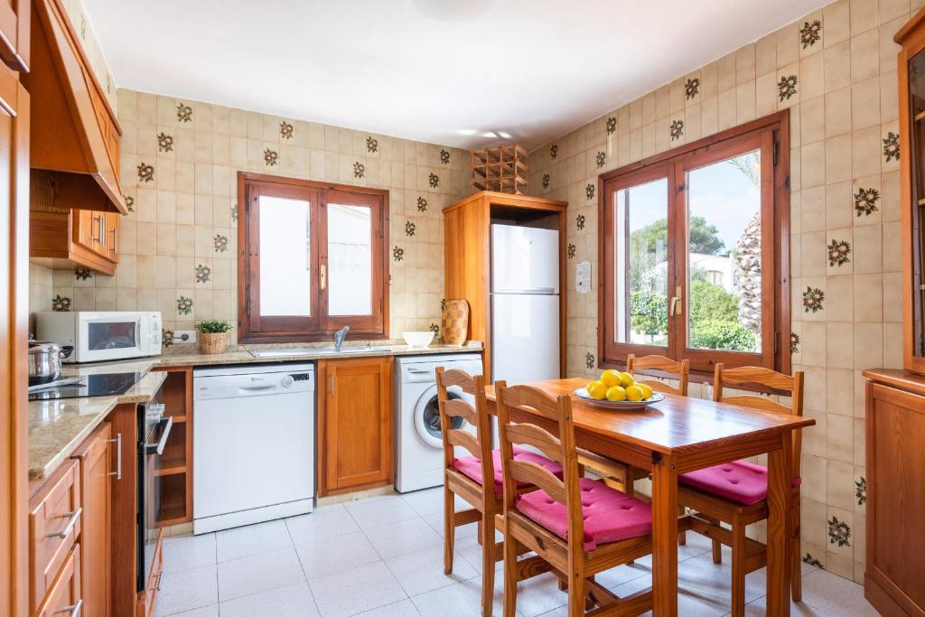 Kuchyň nebo kuchyňský kout v ubytování Villa Spring Hill - Cala Galdana