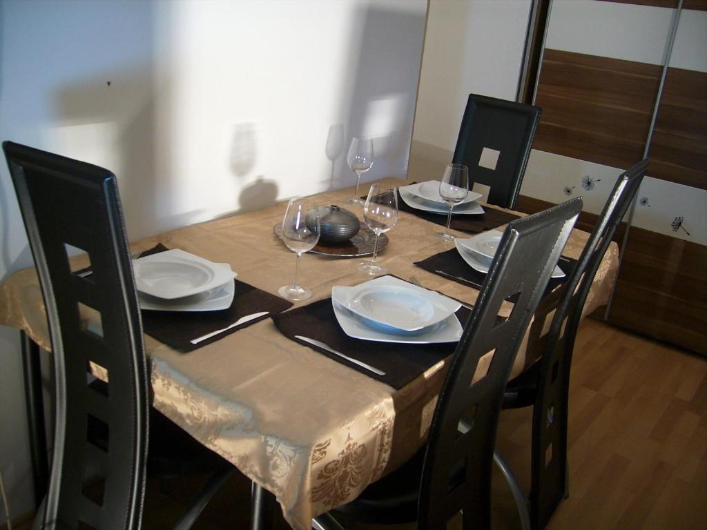 ブダペストにある2 STUDIOの木製テーブル(椅子、皿、ワイングラス付)