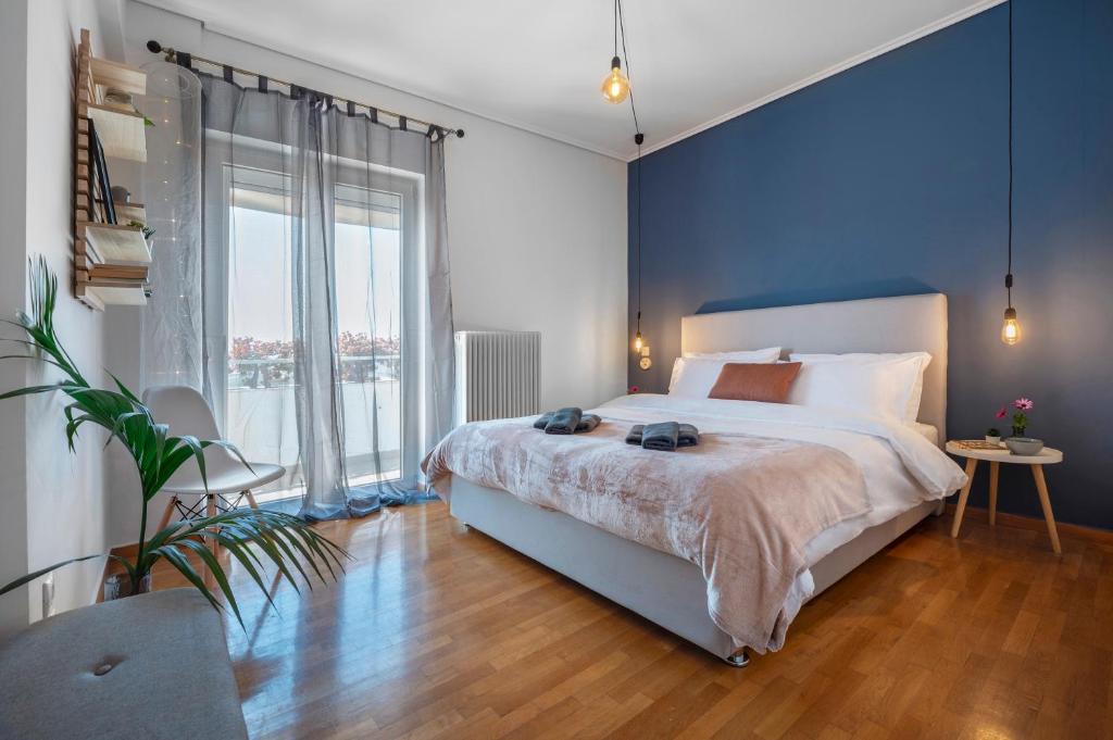 A bed or beds in a room at Bright 3bdr Apt with Roofgarden, Jacuzzi