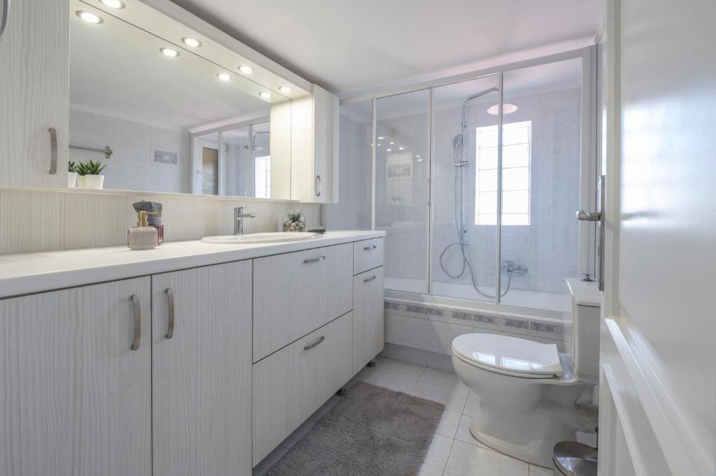 A bathroom at Bright 3bdr Apt with Roofgarden, Jacuzzi