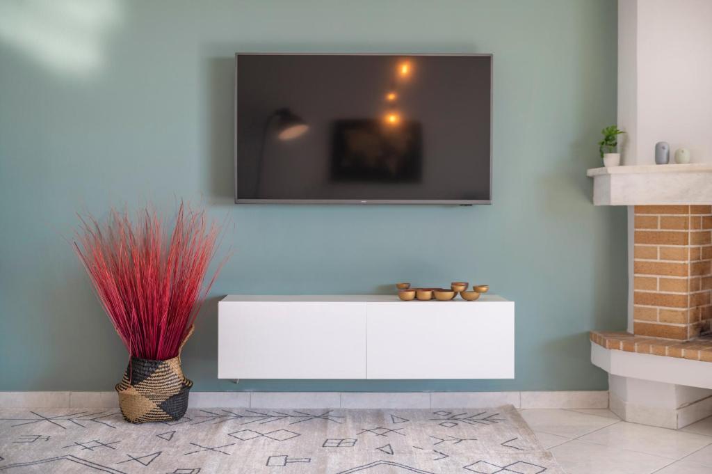 A television and/or entertainment centre at Bright 3bdr Apt with Roofgarden, Jacuzzi