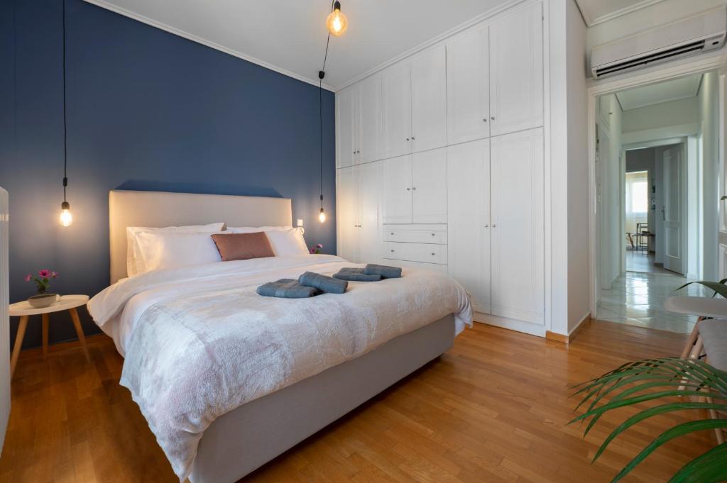 A bed or beds in a room at Bright 3bdr Apt with Roofgarden, Jacuzzi