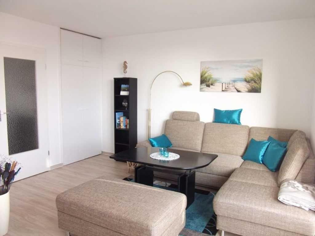 un soggiorno con divano e tavolo di Robbenplate 19 a Cuxhaven