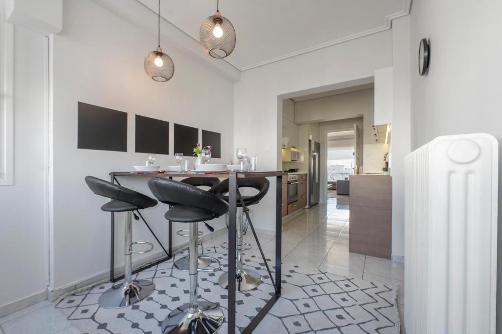 A kitchen or kitchenette at Bright 3bdr Apt with Roofgarden, Jacuzzi