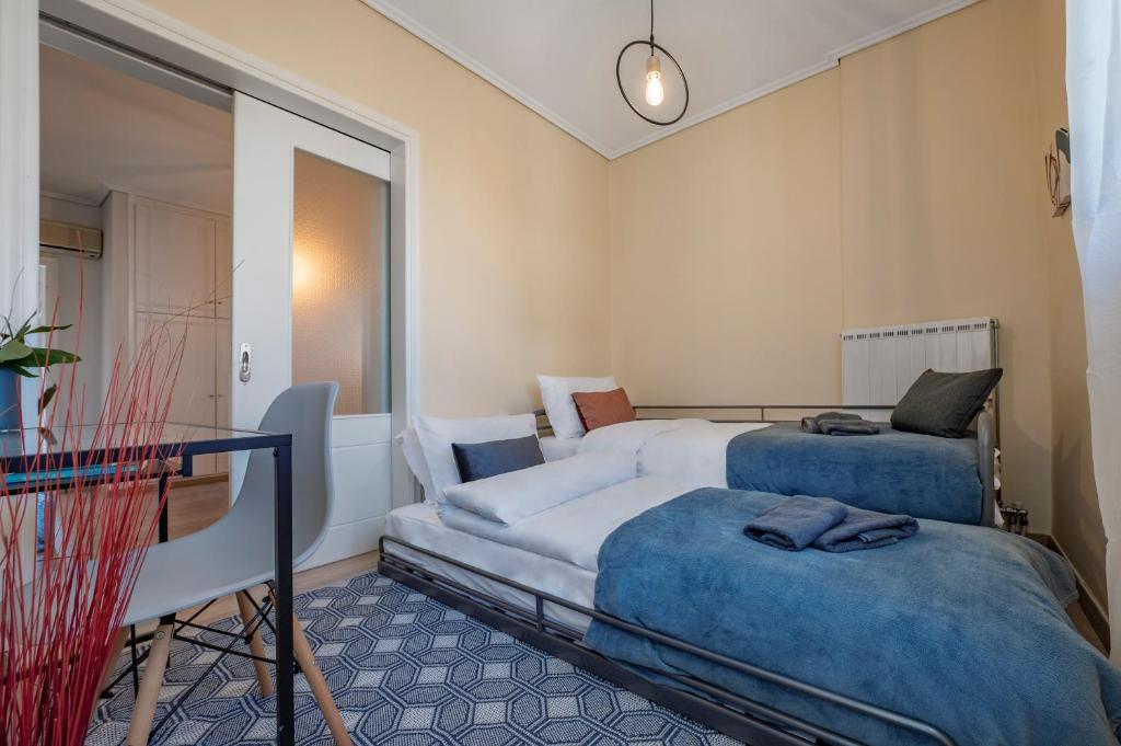 A bed or beds in a room at Bright 3bdr Apt with Roofgarden, Jacuzzi
