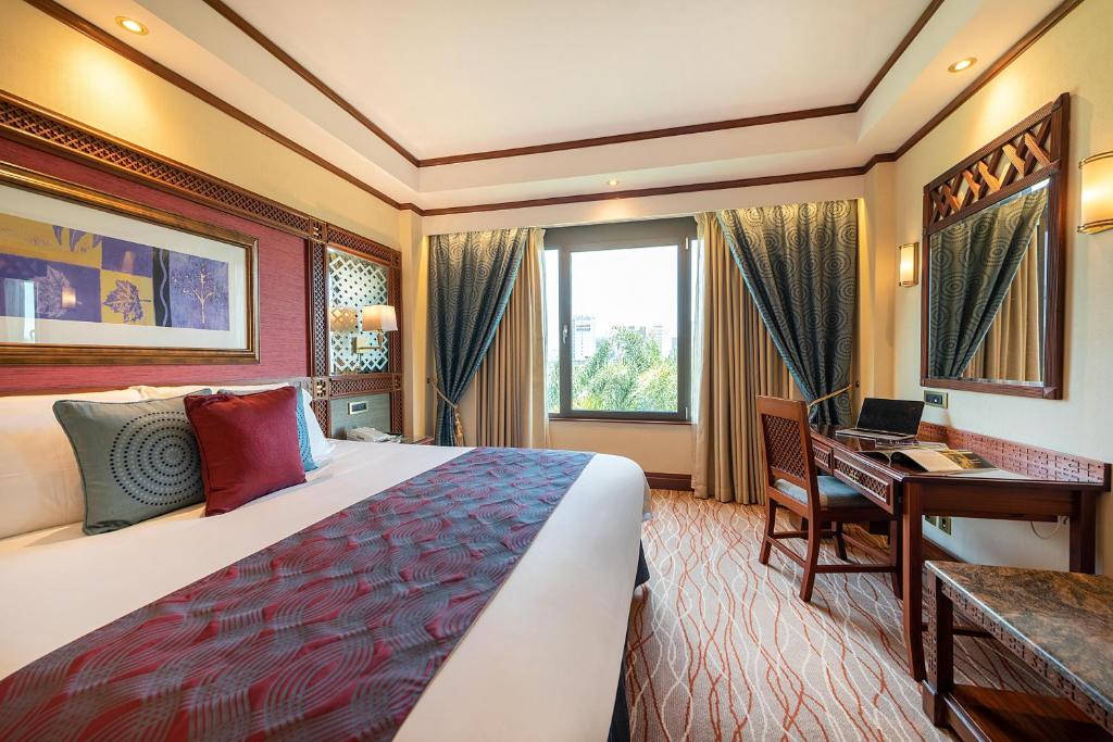 Postel nebo postele na pokoji v ubytování Nairobi Serena Hotel