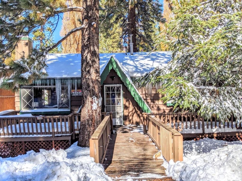 Sunny Bear Cabin - 1970 by Big Bear Vacations