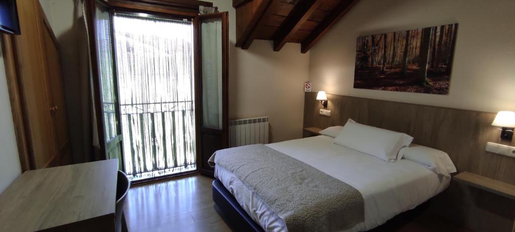 Postel nebo postele na pokoji v ubytování HOSTAL MENDILATZ