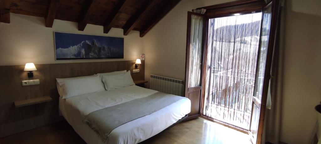 Postel nebo postele na pokoji v ubytování HOSTAL MENDILATZ
