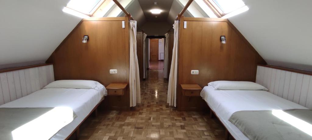 Postel nebo postele na pokoji v ubytování HOSTAL MENDILATZ
