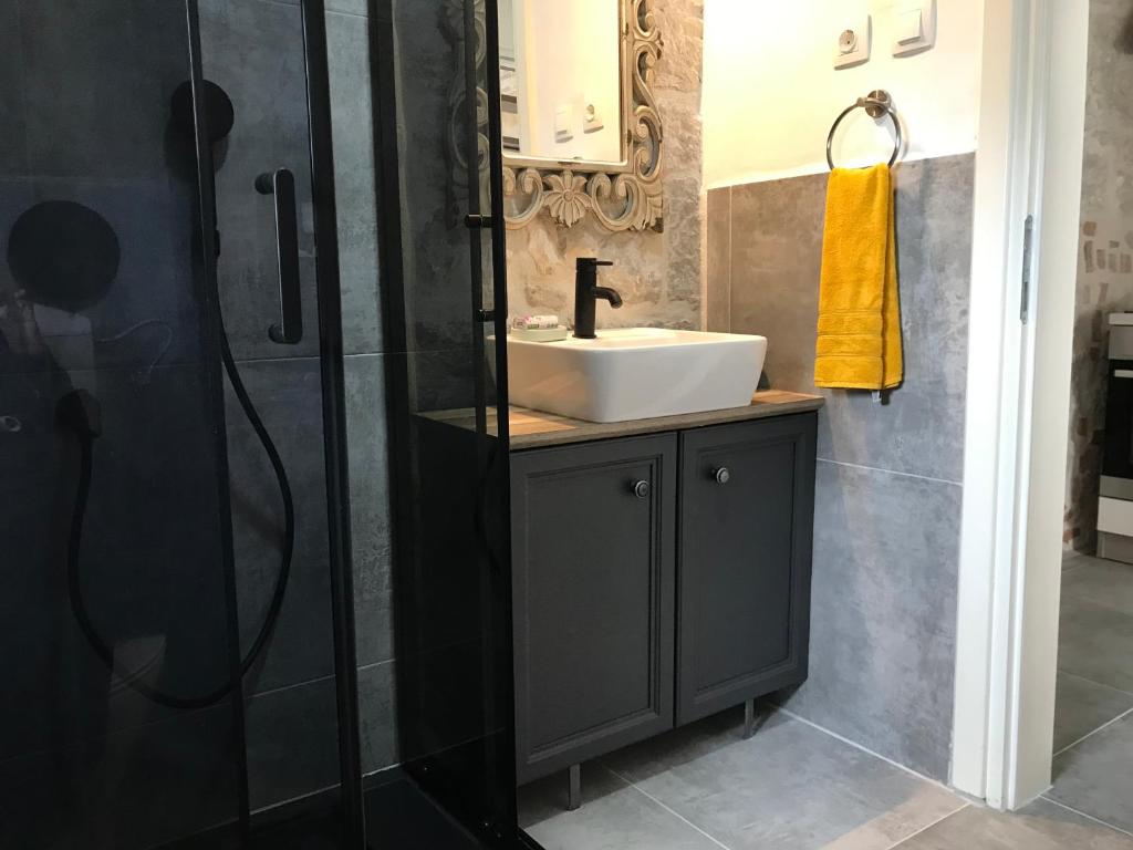 łazienka z umywalką i prysznicem w obiekcie Stone house Chiara Seaview w mieście Funtana