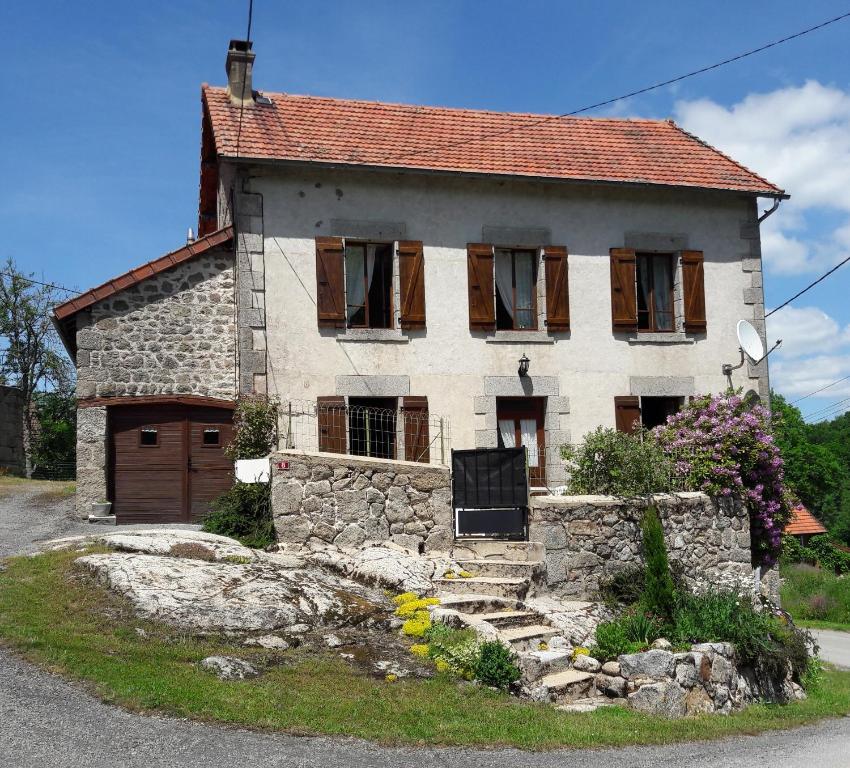 an old stone house with a red roof at La maison du Mas Rando in Saint-Georges-Nigremont