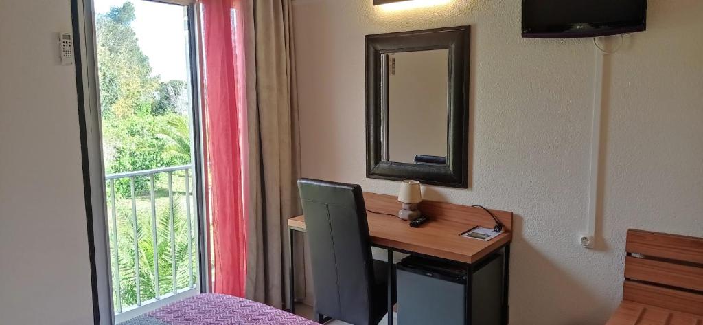 TV a/nebo společenská místnost v ubytování Brit Hotel Confort Hélios Agde