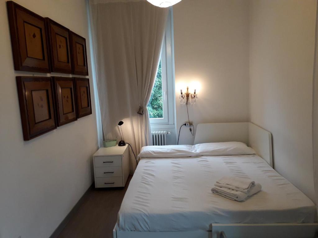niewielka sypialnia z 2 łóżkami i oknem w obiekcie B&B Casa Cantoniera w Como