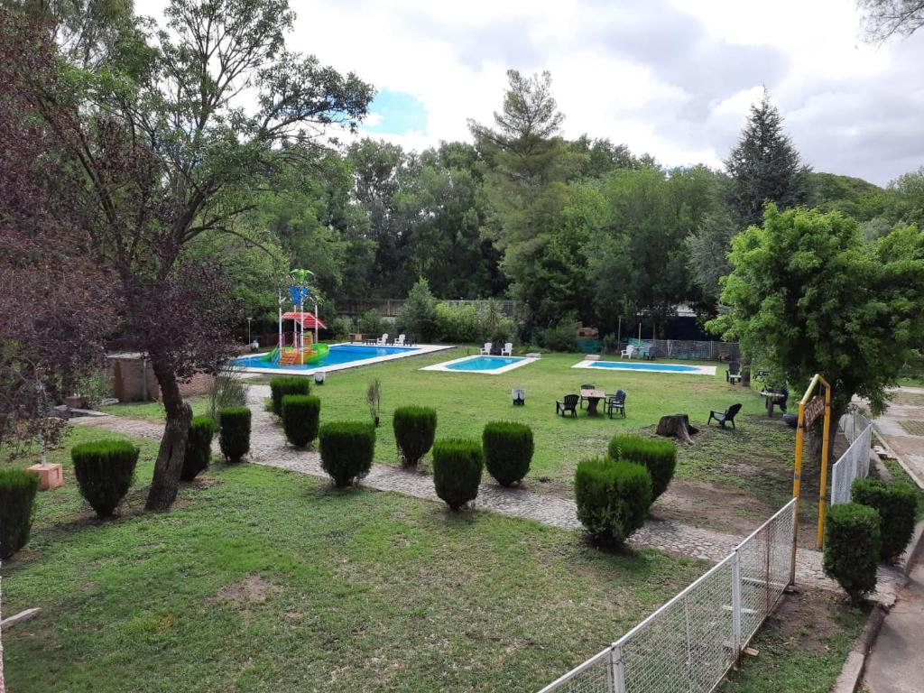 - un parc avec 2 piscines et une aire de jeux dans l'établissement Hotel El Volcán, à El Volcán