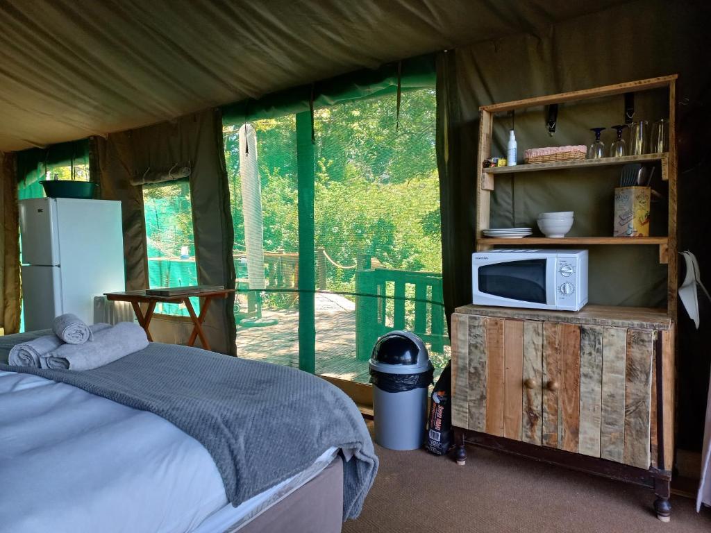 Kuchyň nebo kuchyňský kout v ubytování Fernhill Tented Treehouses