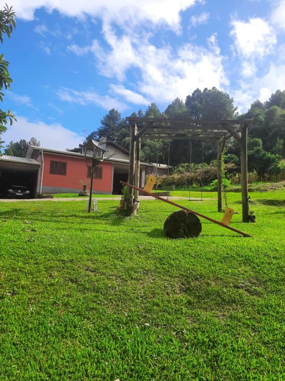 una hamaca en el césped en un patio en Casas Sabiá, en Gramado