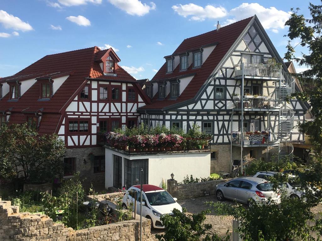 uma casa com dois carros estacionados em frente em Ferienwohnung Mainromantik em Winterhausen