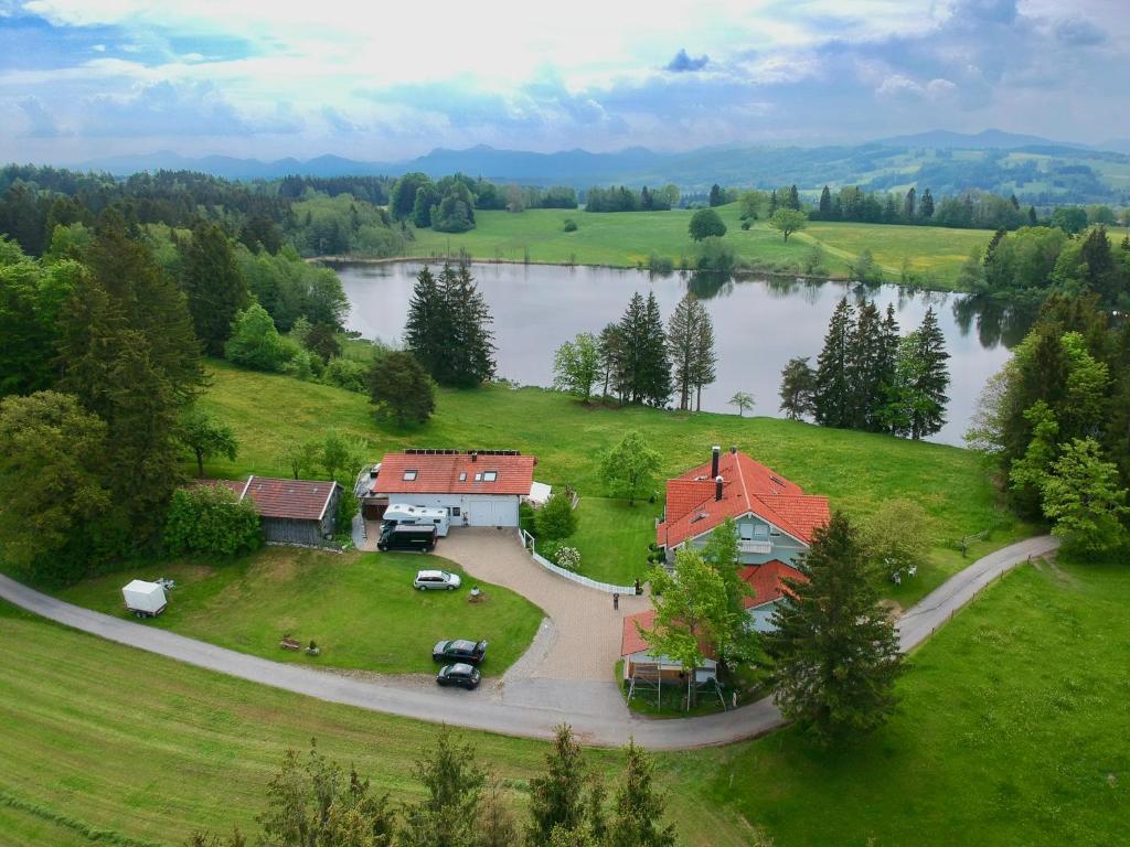 een luchtzicht op een huis naast een meer bij 5 Sterne Ferienwohnung am See in Böbing