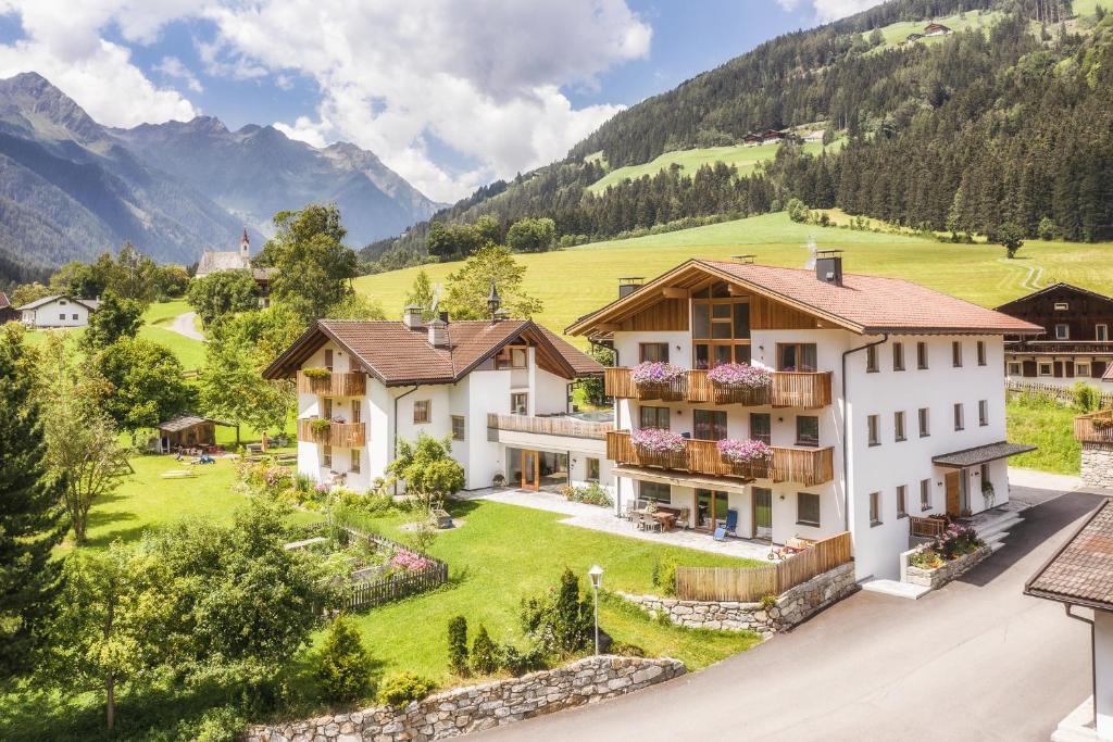 - une vue aérienne sur une maison dans les montagnes dans l'établissement Untermairhof Appartment Residence, à Selva dei Molini