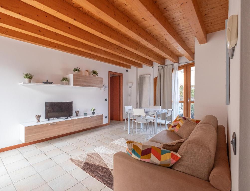 A television and/or entertainment centre at Happy Guest Apartments - Lake & Relax