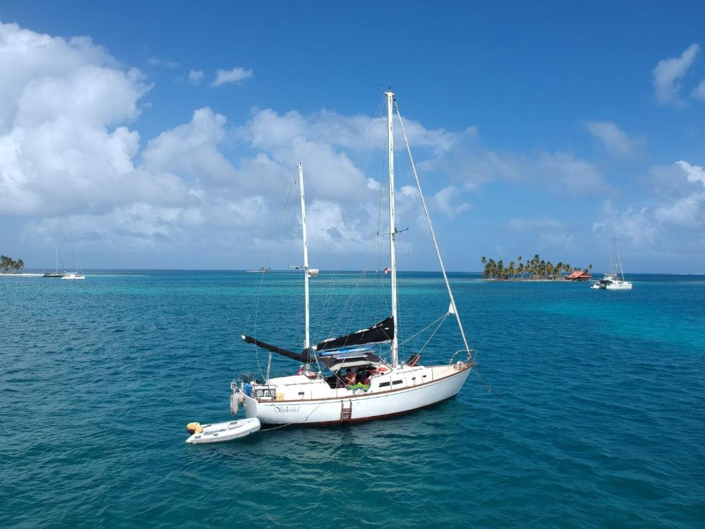 una barca a vela bianca seduta in mezzo all'oceano di Splendid San Blas - All Inclusive a Playón Chico