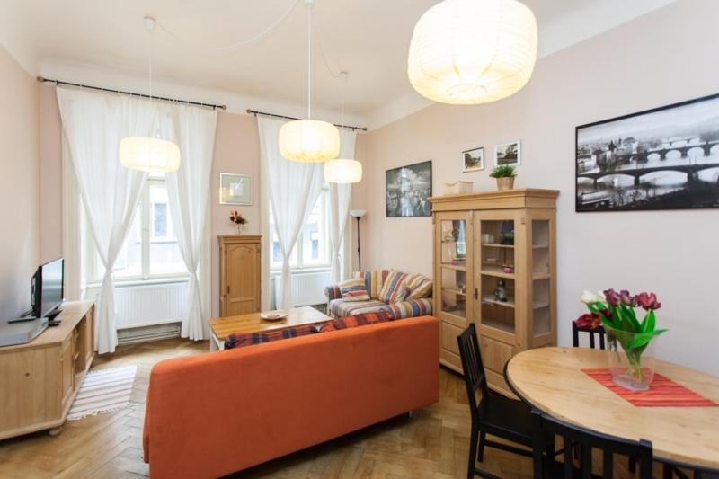 - un salon avec un canapé et une table dans l'établissement Andrews Centre Apartment, à Prague