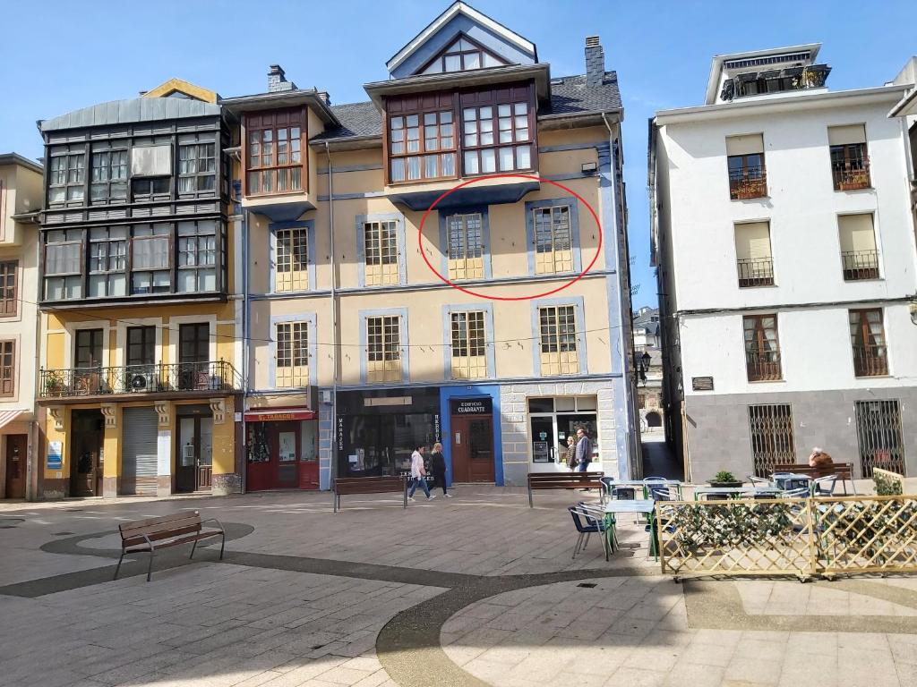 a group of buildings with benches in a courtyard at Apartamento BRUMA DE LUARCA in Luarca