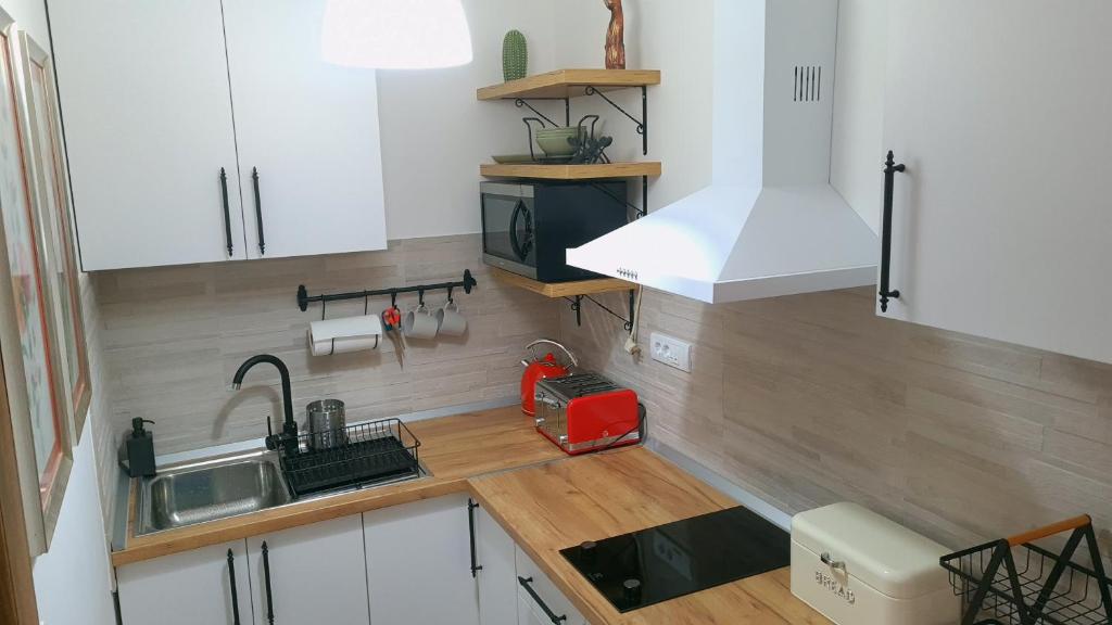 Kuchyň nebo kuchyňský kout v ubytování FAMILY LUX app
