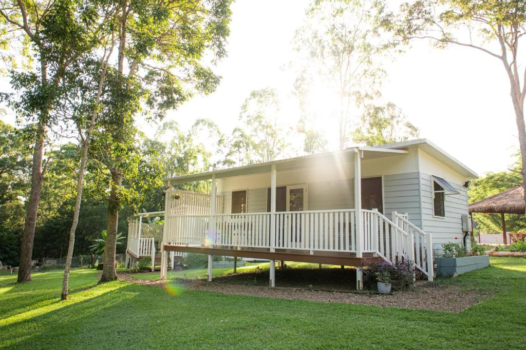 Casa blanca con porche y patio en Noosa Rural Retreat, en Pomona