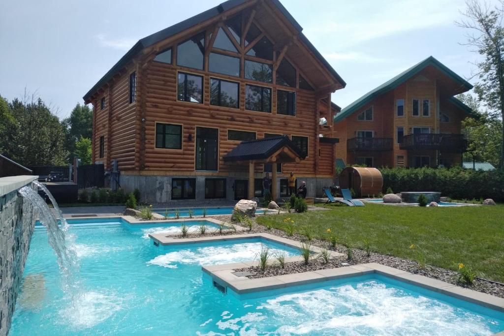 Bazén v ubytování Chalets et Spa Lac Saint-Jean nebo v jeho okolí