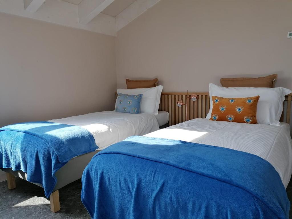 twee bedden naast elkaar in een kamer bij Picobello Lago in Mandello del Lario