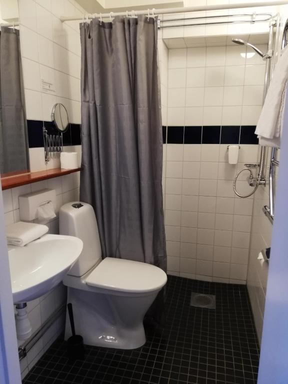 Koupelna v ubytování Strand Hotell