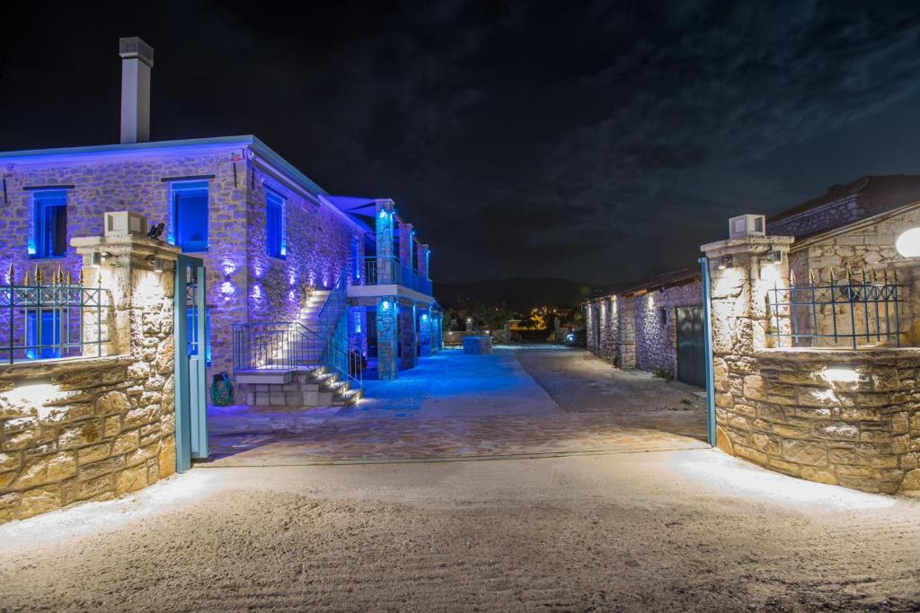 pusta ulica w nocy z niebieskimi światłami w obiekcie ΒΙΛΛΑ ΤΟ ΠΕΤΡΙΝΟ stone bild villa full equipment w mieście Nafpaktos