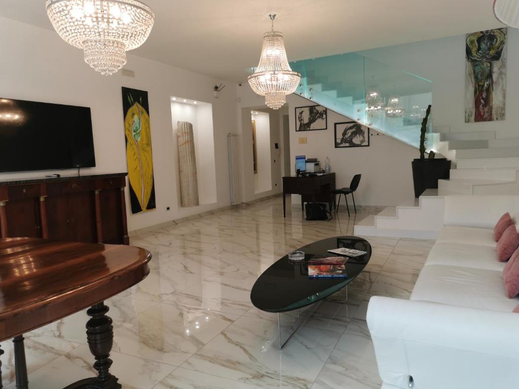 Royal Boutique Napoli - Resim 16