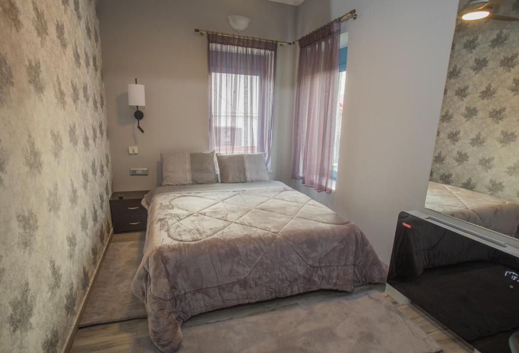 Postel nebo postele na pokoji v ubytování ΒΙΛΛΑ ΤΟ ΠΕΤΡΙΝΟ stone bild villa full equipment